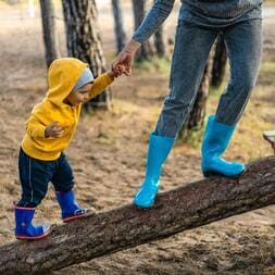 coaching-inmobiliario-nino-madre-haciendo-equilibrio